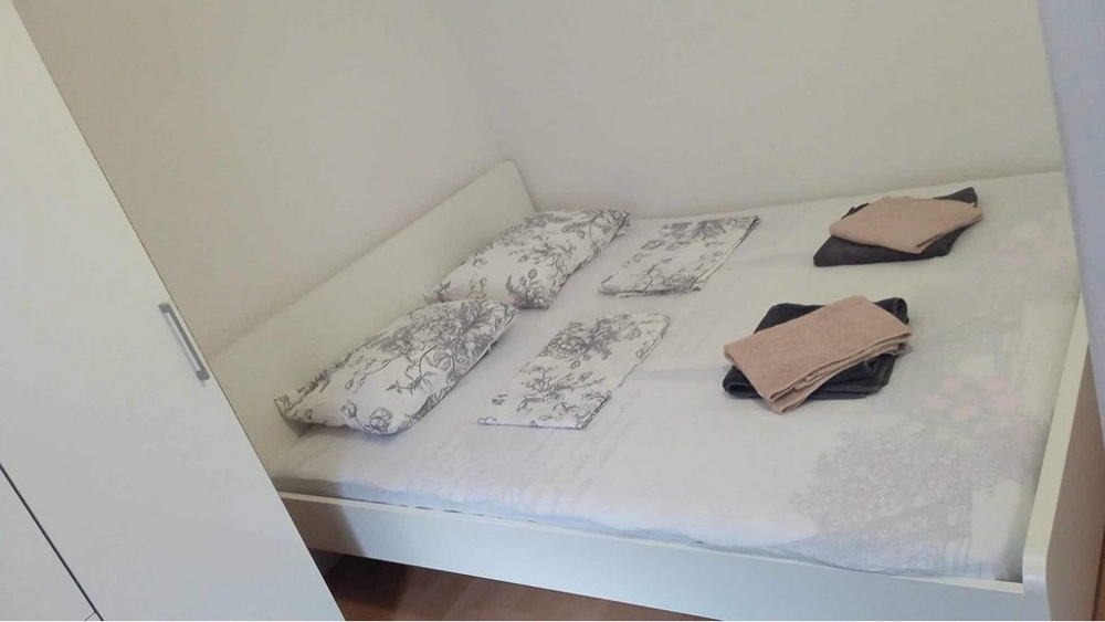 Petite chambre avec lit double