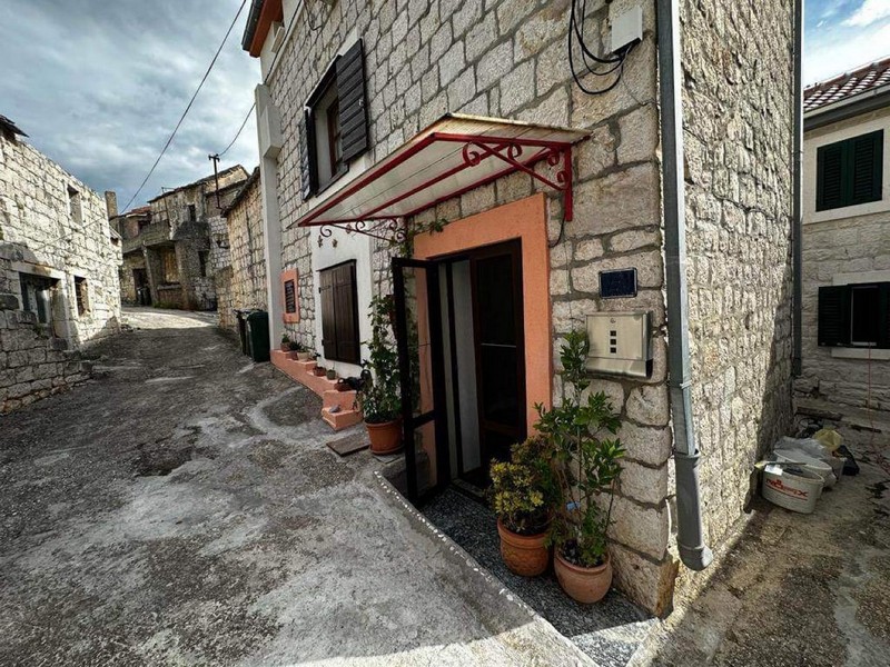 Entrée de la maison en pierre dans la ruelle