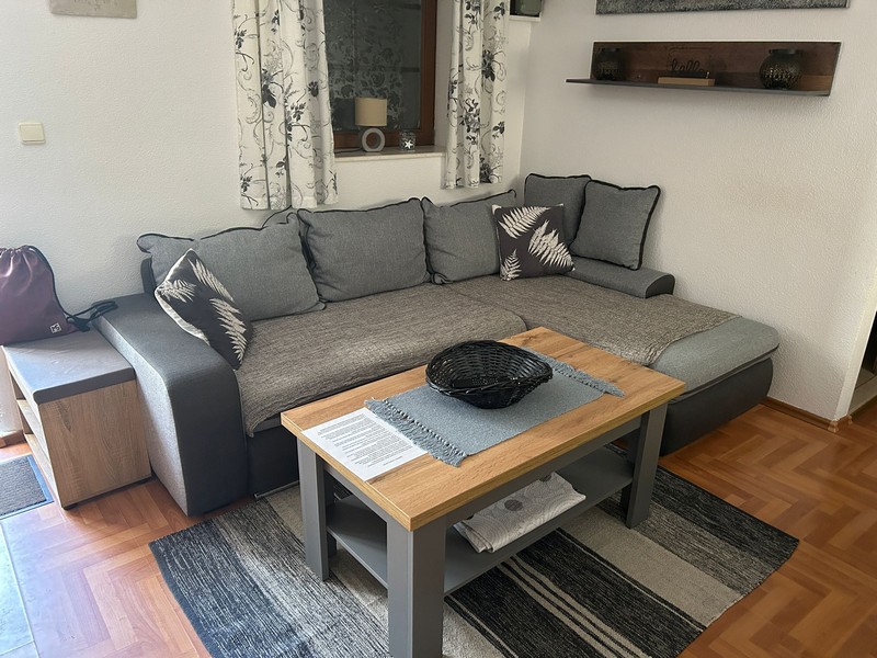 Canapé avec table basse dans le séjour