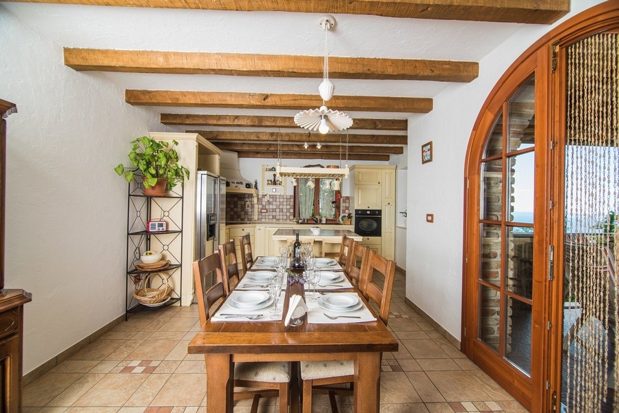 Cuisine avec coin repas attenant