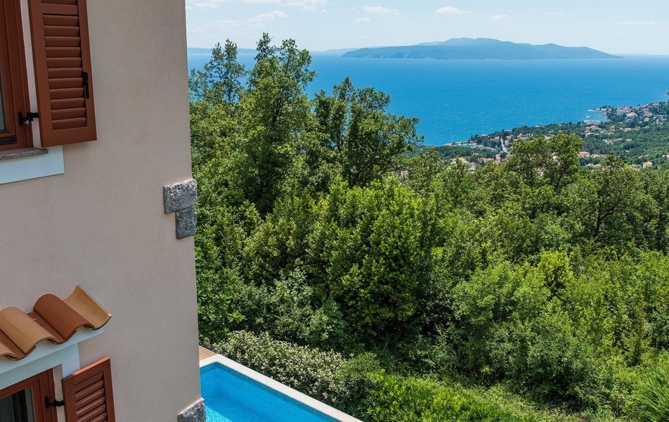 Vue sur la mer et la piscine depuis la villa