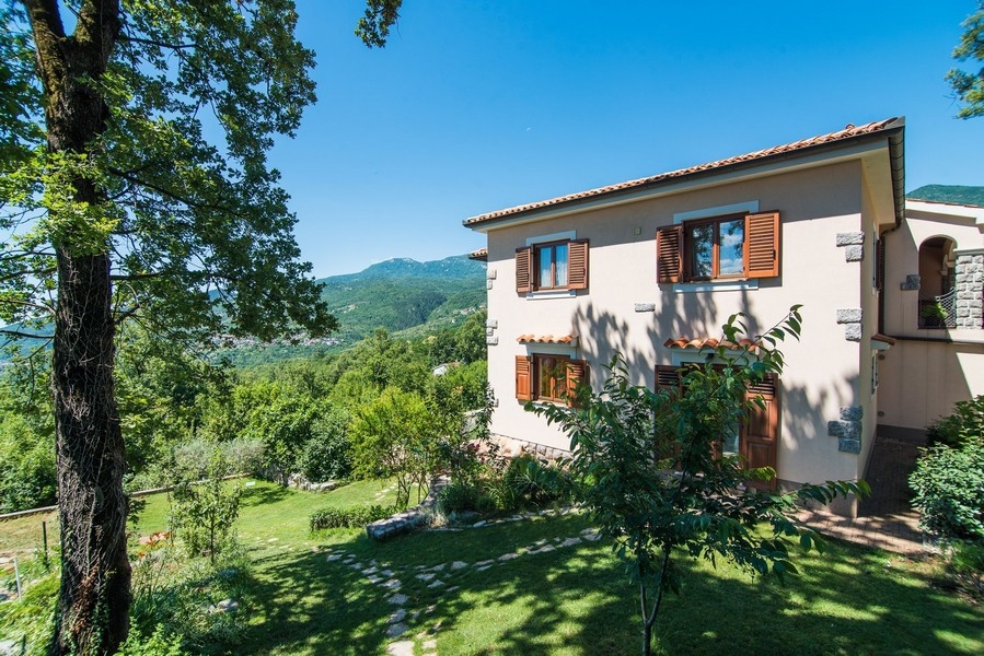 Vue du jardin de la villa avec vue sur le massif de l'Učka