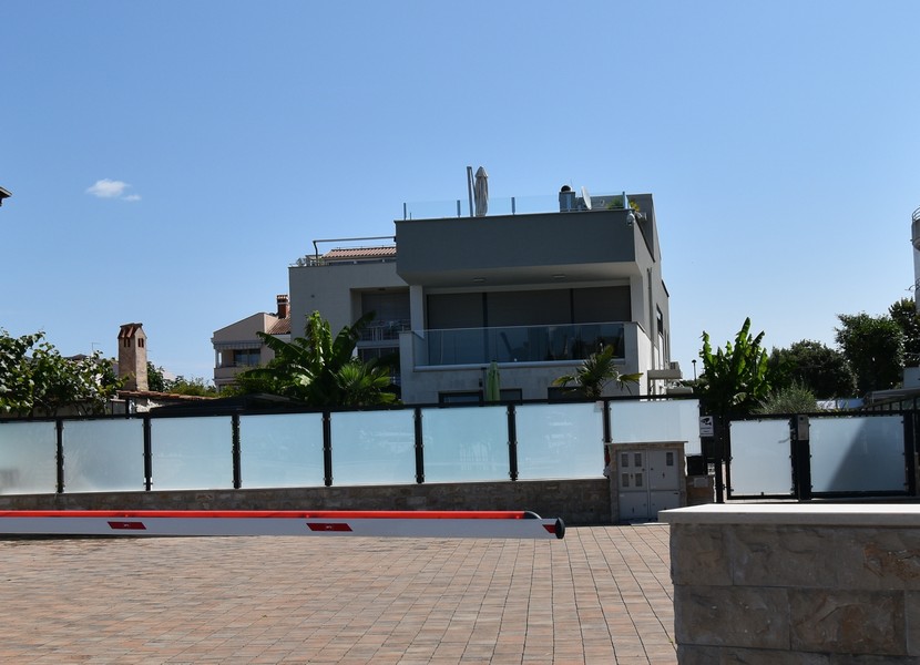 Villa moderne à toit plat à Novigrad