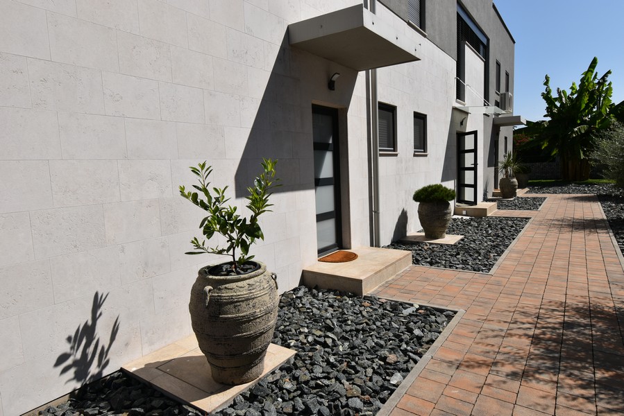 Entrée avec chemin pavé et plantes ornementales