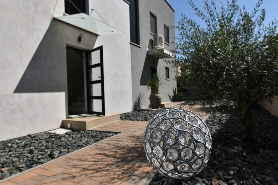 Accès latéral avec jardin et luminaire décoratif