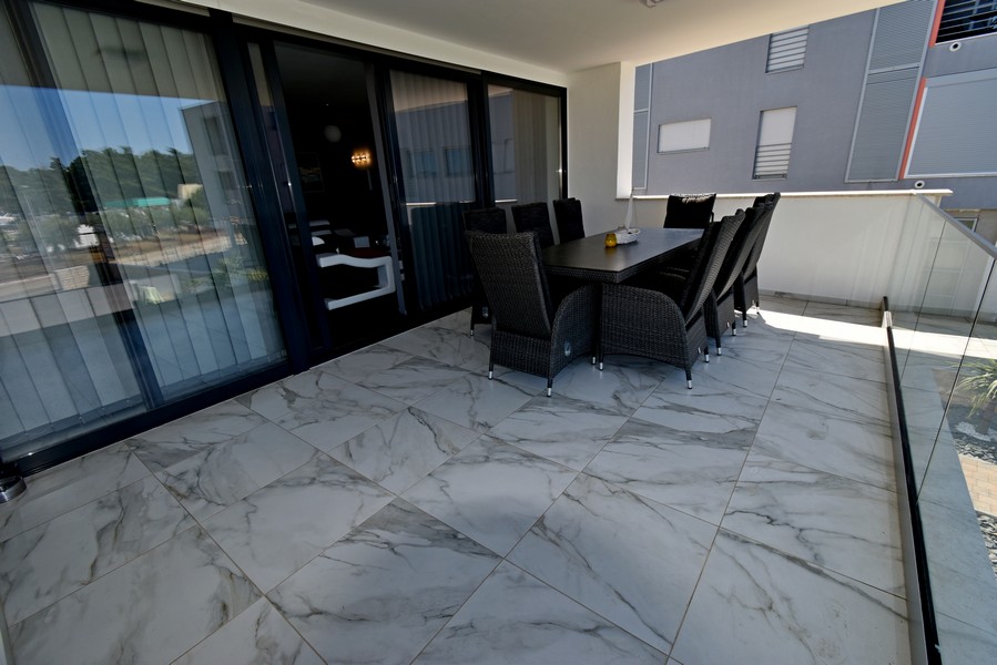 Terrasse couverte avec table à manger