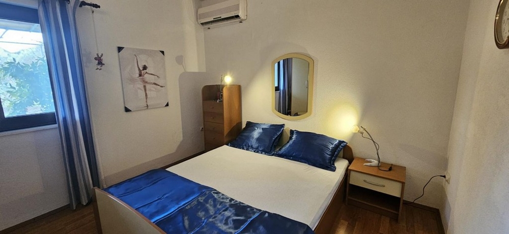 Chambre avec lit double et climatisation