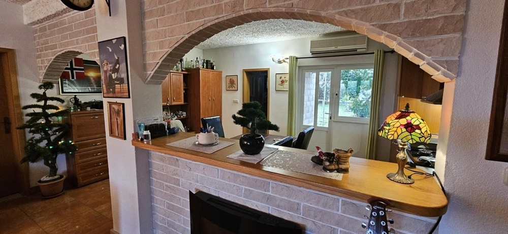 Séjour avec comptoir maçonné et décor