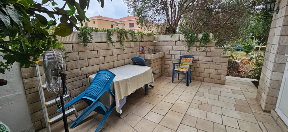 Terrasse avec coin salon et vue sur le jardin