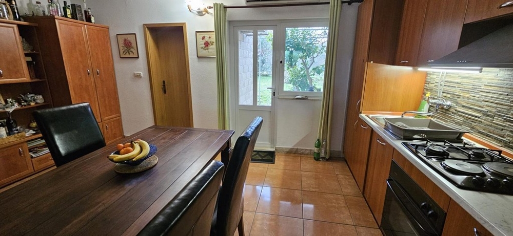 Cuisine avec coin repas et accès au jardin