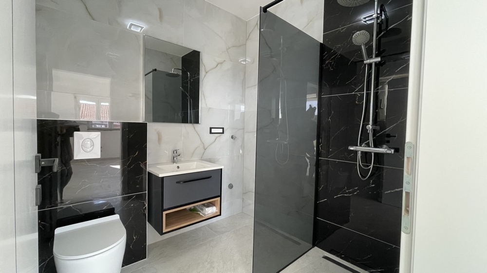 Salle de bains moderne avec douche à l'italienne