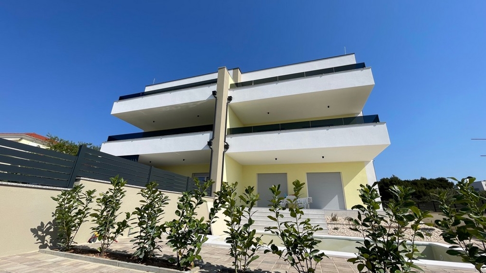 Vue extérieure de la maison jumelée moderne H3604 avec balcons