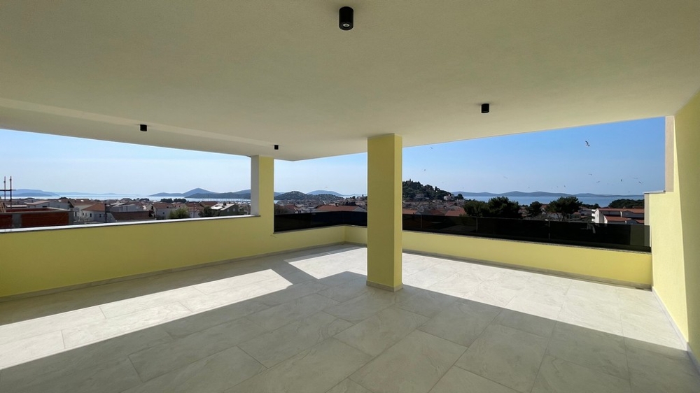 Toit-terrasse couvert avec vue mer