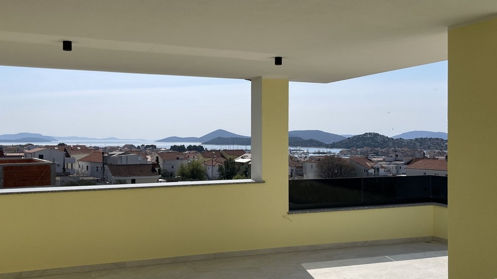 Terrasse avec vue sur Tribunj et les îles