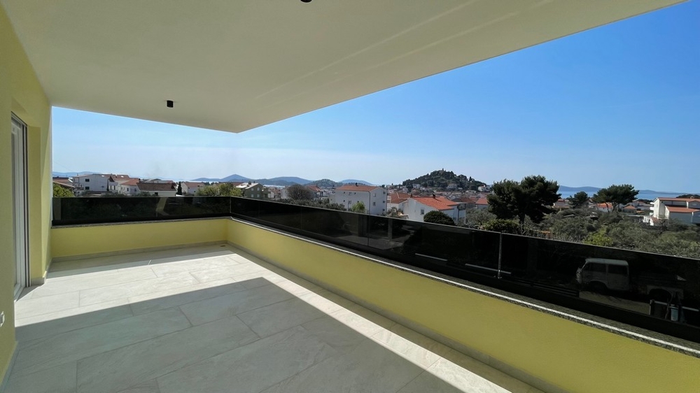 Balcon avec garde-corps en verre et vue en direction de la mer