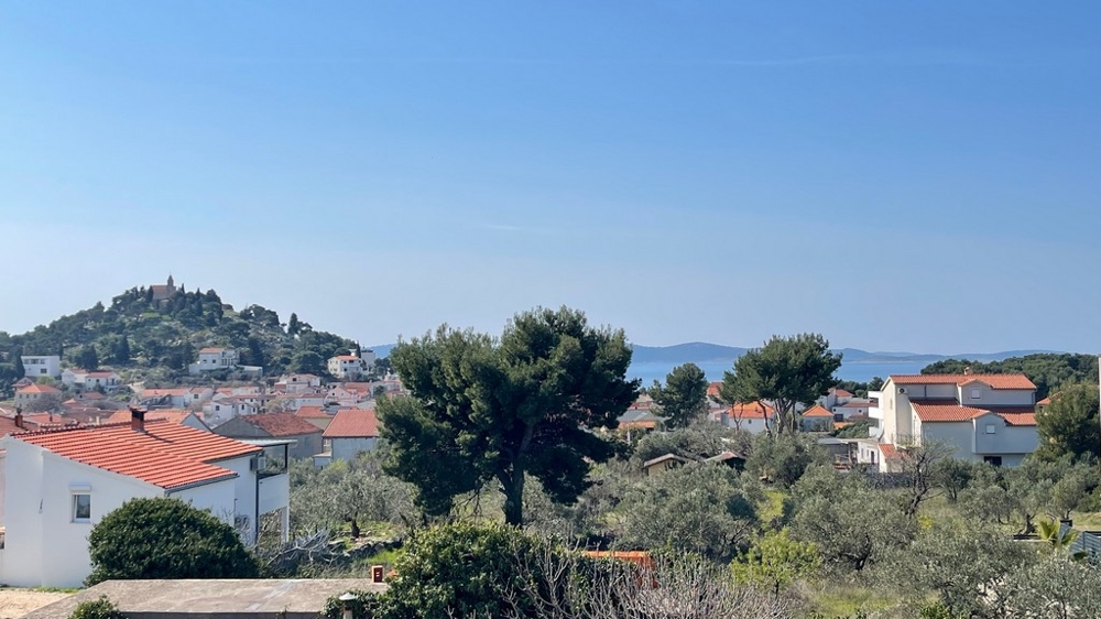 Vue sur Tribunj avec colline de l'église et mer en Croatie
