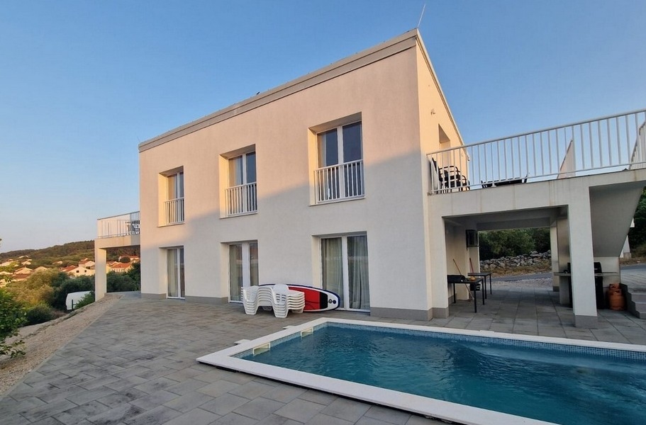 Maison moderne avec piscine et vue mer à vendre sur l'île de Korcula en Croatie.