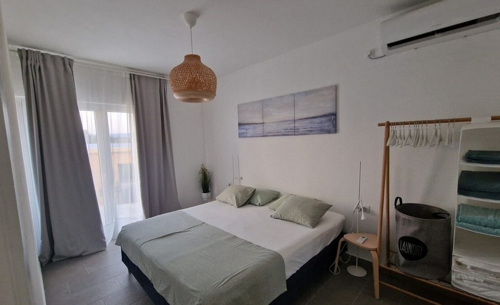 Chambre avec lit double et climatisation