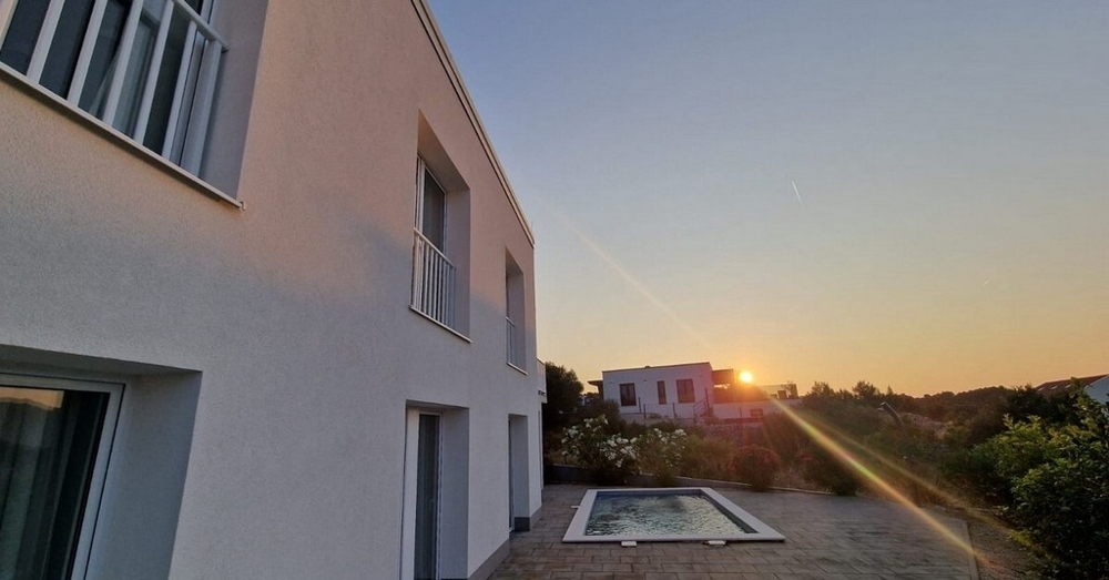 Bâtiment et vue sur la piscine.