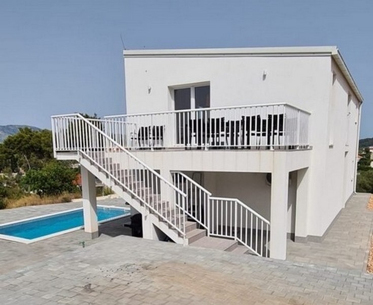 Maison moderne avec escalier extérieur et piscine
