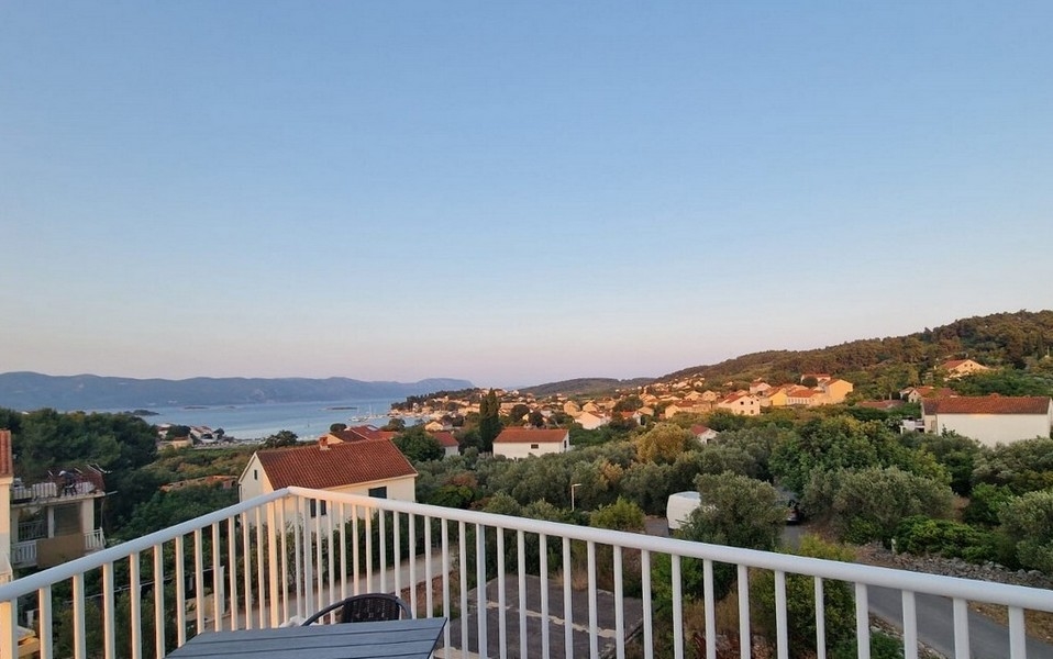 Vue de la terrasse sur Lumbarda et la mer