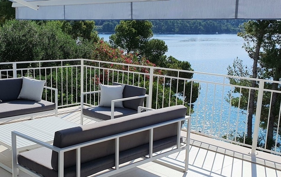 Terrasse avec vue mer.