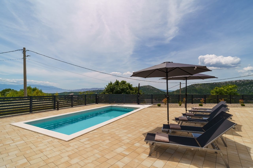 Solarium et piscine du bien de luxe H3609 en Croatie - Panorama Scouting.