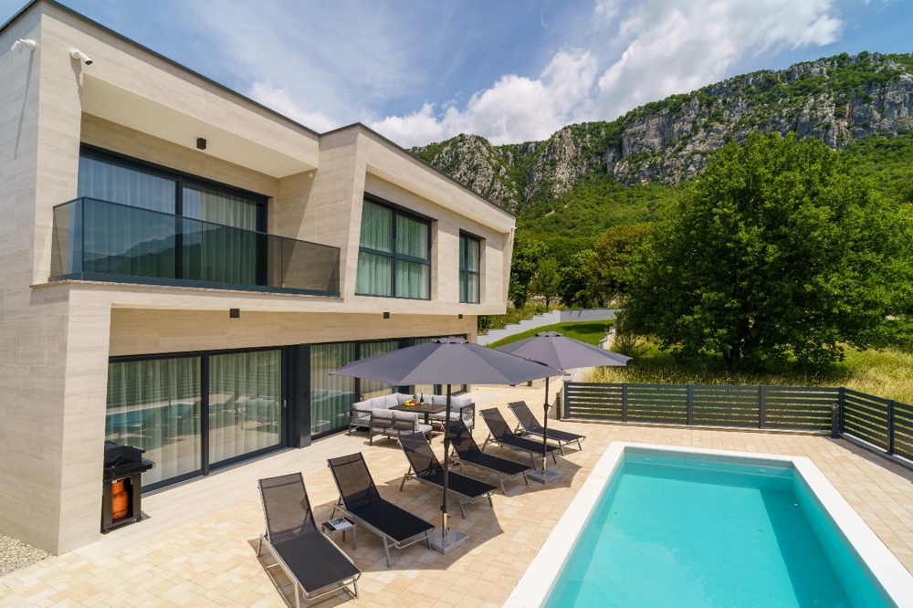 Villa moderne avec piscine et vue sur les montagnes