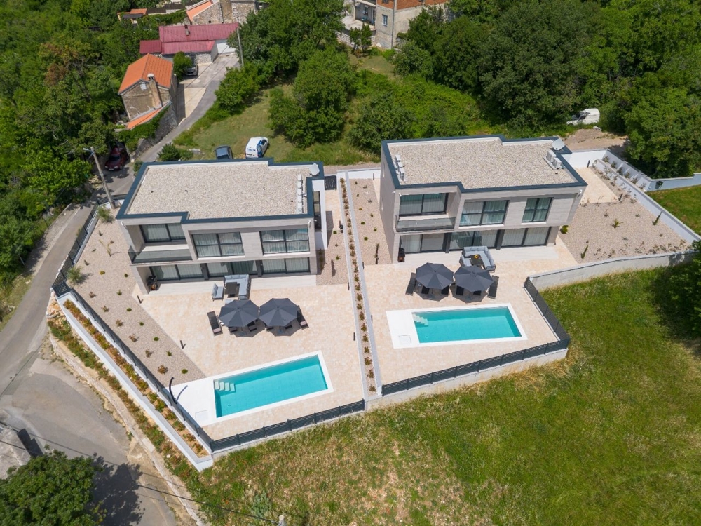 Deux villas identiques avec piscine à vol d'oiseau