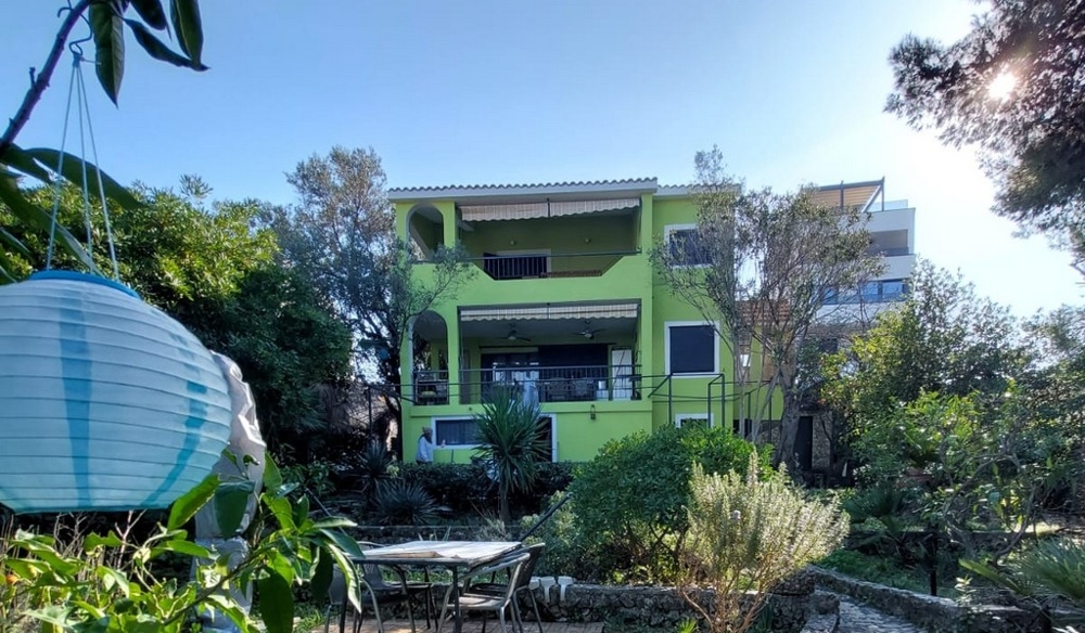 Maison avec jardin et façade verte près de la plage sur l'île de Ciovo