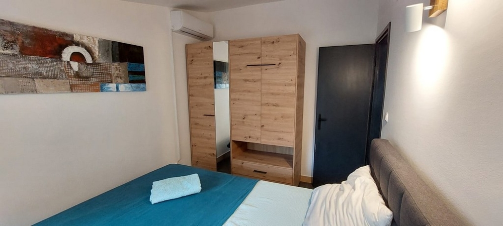 Chambre avec armoire en bois et tableau au-dessus du lit