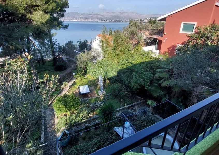 Vue sur le jardin en terrasses, la mer et les montagnes