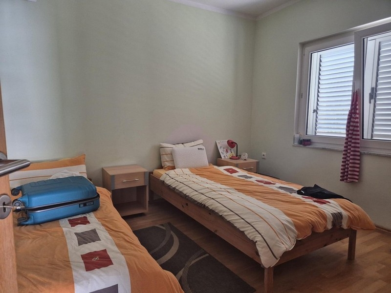 Chambre avec deux lits simples