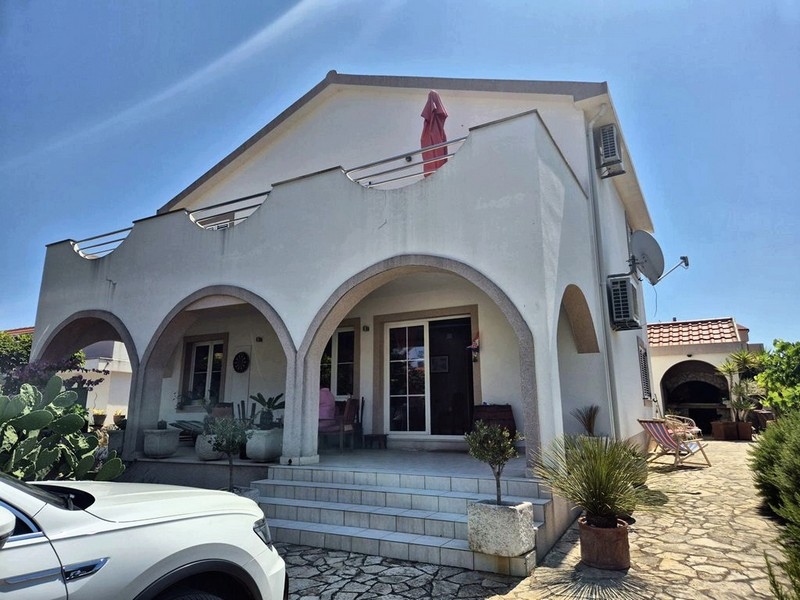 Façade avant de la maison avec terrasse couverte