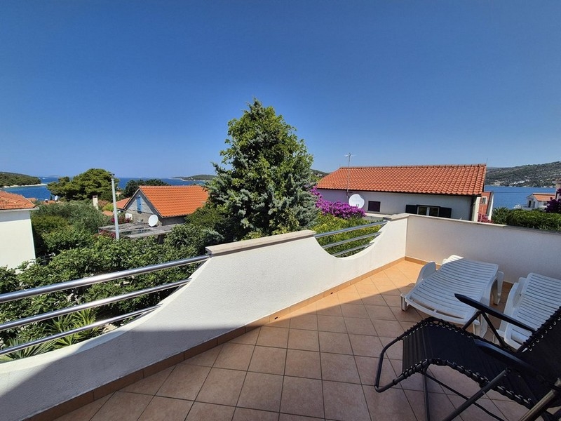 Vue mer depuis la terrasse supérieure du bien H3617 en Dalmatie.