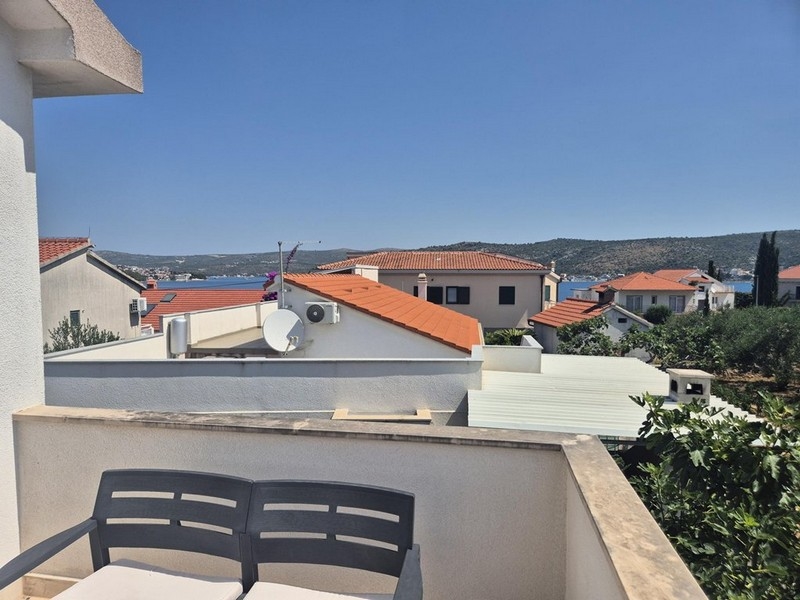 Balcon avec vue sur les environs et la mer