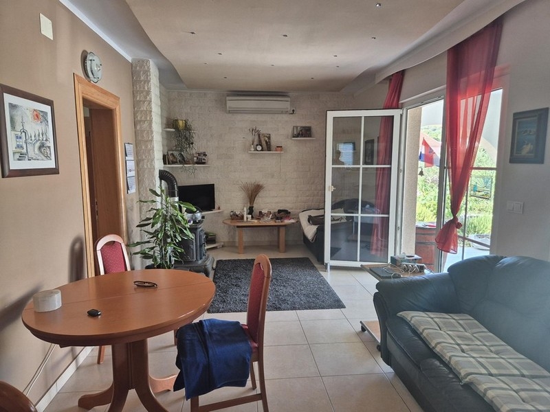 Séjour avec accès à la terrasse