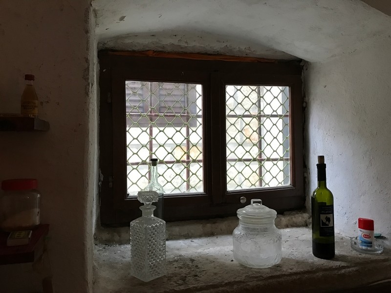 Fenêtre avec grille et bouteilles en verre