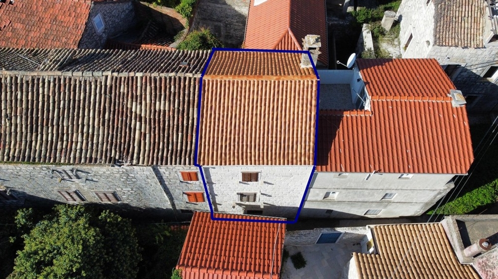 Vue aérienne de la maison en pierre marquée