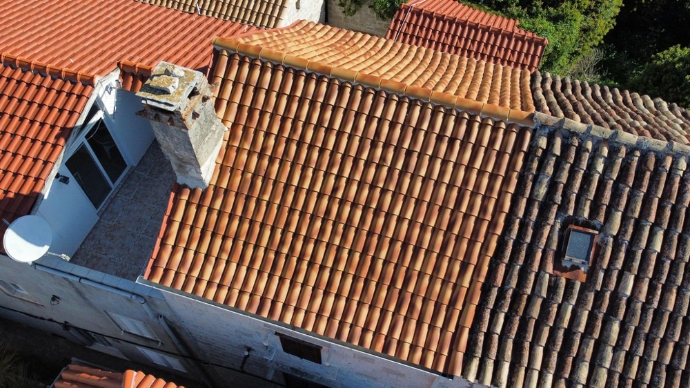 Toit-terrasse avec cheminée et antenne parabolique