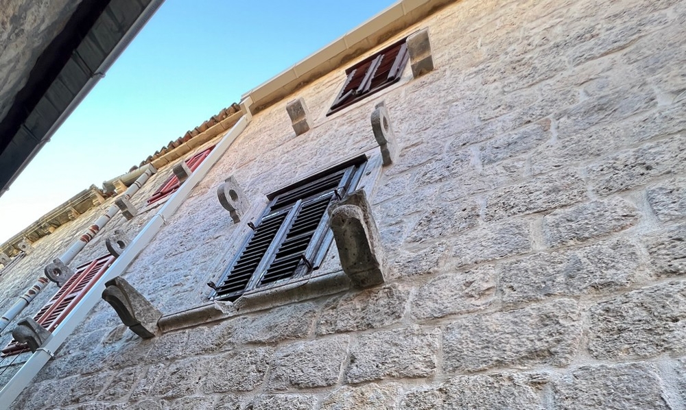 Façade avec volets traditionnels