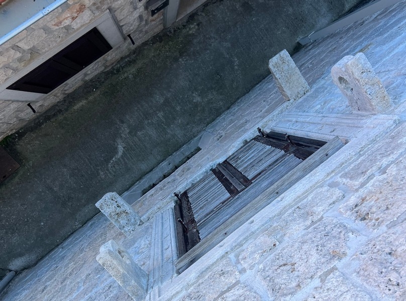 Maison en pierre avec fenêtre rustique