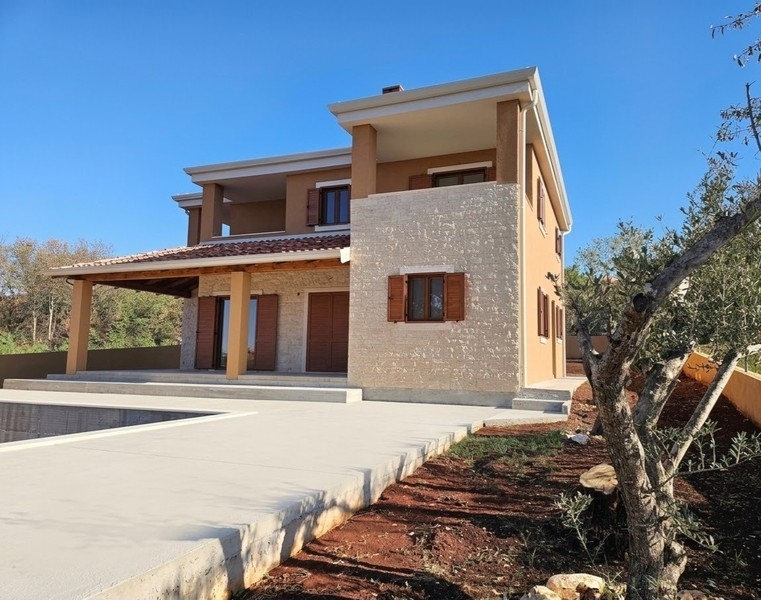 Maison avec tour en pierre naturelle et pergola en bois en gros œuvre