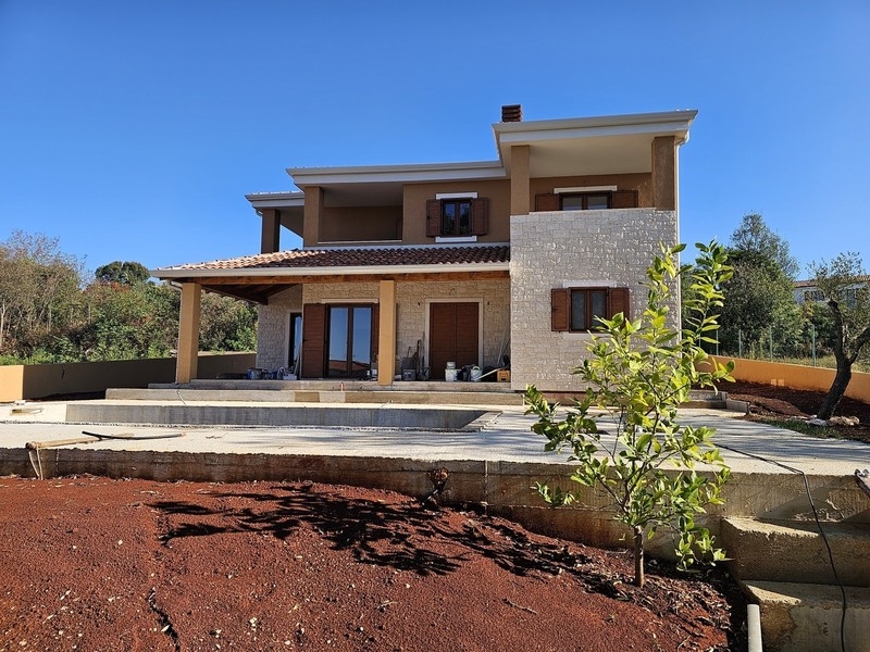 Maison méditerranéenne en pierre (construction neuve) avec piscine en Istrie à vendre.