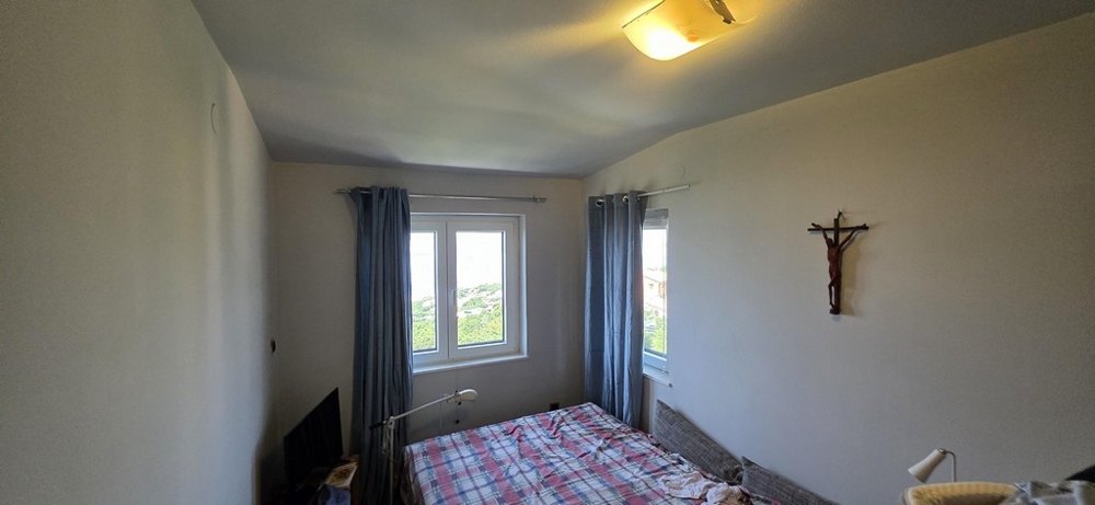 Chambre avec deux fenêtres et vue mer