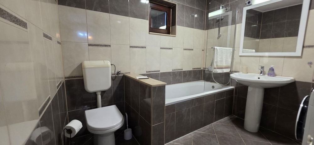 Salle de bains avec baignoire et carrelage clair