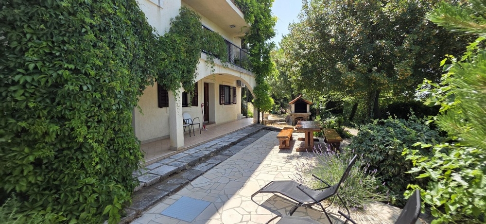 Terrasse avec salon de jardin et vue sur la verdure