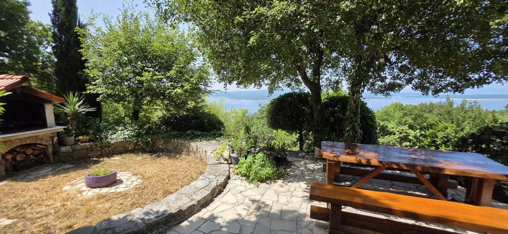 Jardin avec coin barbecue et vue mer
