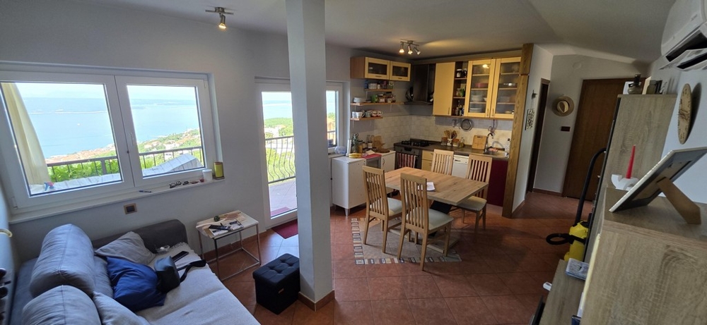 Séjour avec cuisine et vue mer