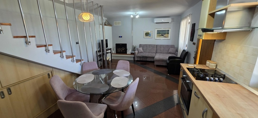 Séjour et coin repas modernes avec escalier